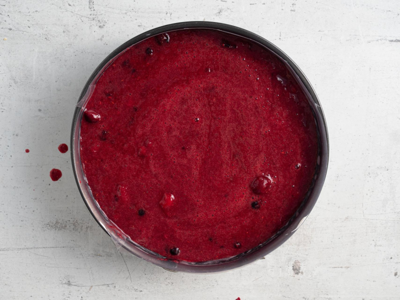 Owocowa masa wylana na masę z serka wiejskiego.