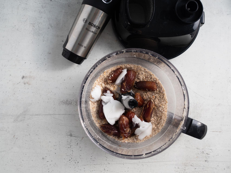 W misie malaksera daktyle z orzechami i olejem kokosowym.