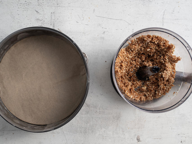 Wyłożona forma papierem do pieczenia, a obok zblendowany spód.