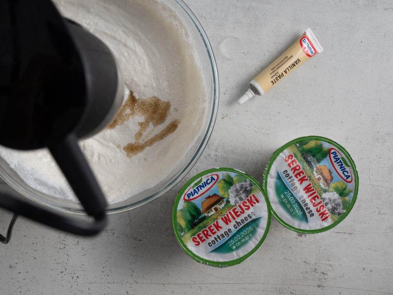 Dwa opakowania serków wiejskich i pasta z wanilii.