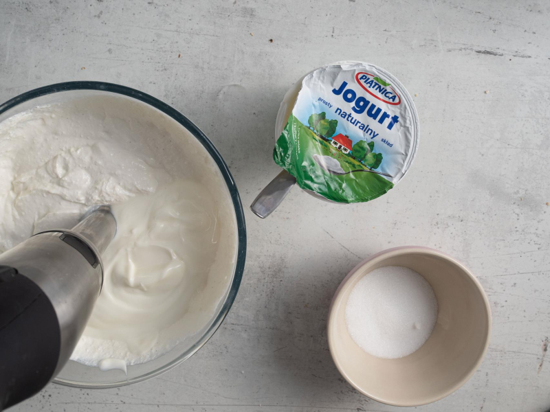 Na blacie kuchennym serek wiejski, erytrytol oraz jogurt.