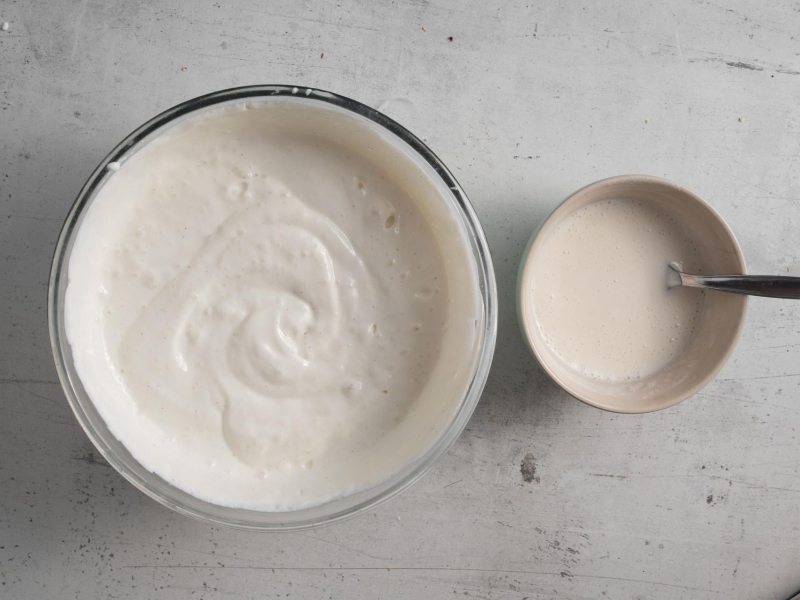 Rozpuszczona żelatyna w miseczce. Obok masa z serka wiejskiego.