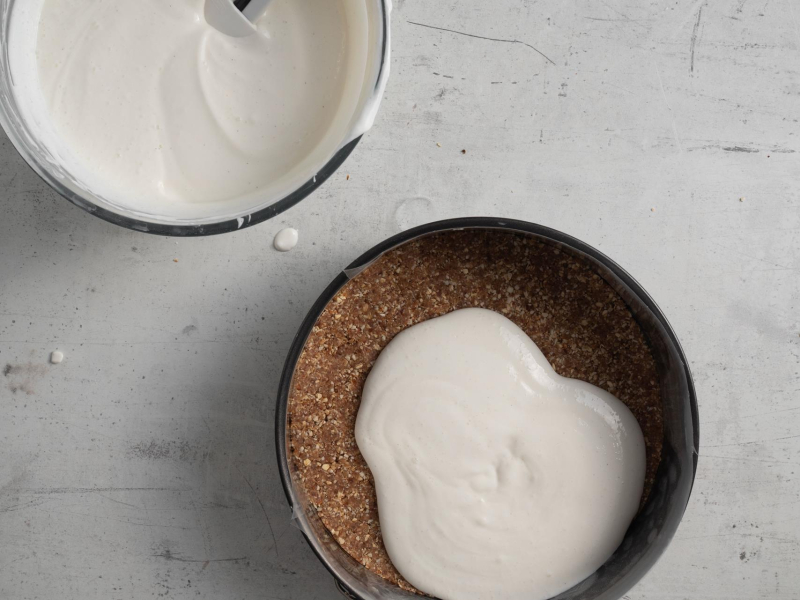 W misie masa z serków wiejskich. Obok tortownica ze spodem bez pieczenia.