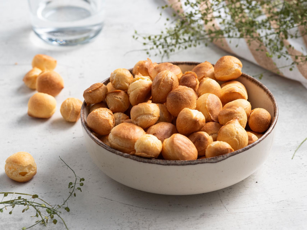 Groszek ptysiowy w miseczce.