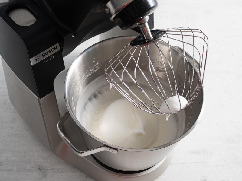 Ubijanie białek w misie miksera kuchennego.