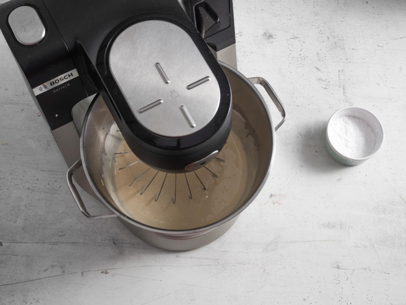 Mieszanie masy na skyrnik cytrynowy w robocie kuchennym.