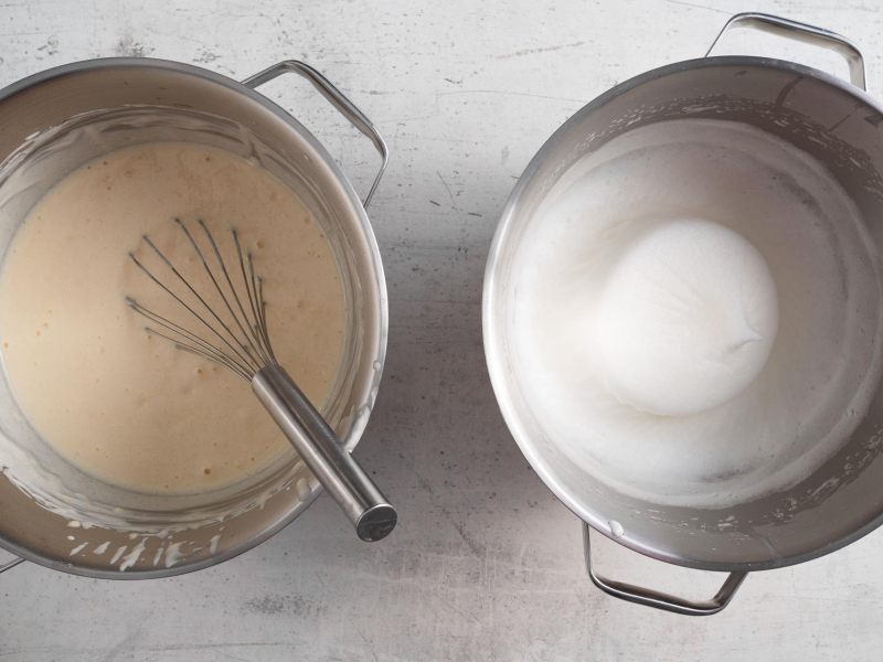 W jednej misie ubite białka, a w drugiej masa na skyr.