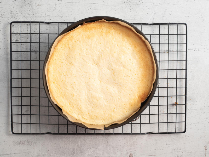 Upieczony skyrnik na kratce do studzenia.